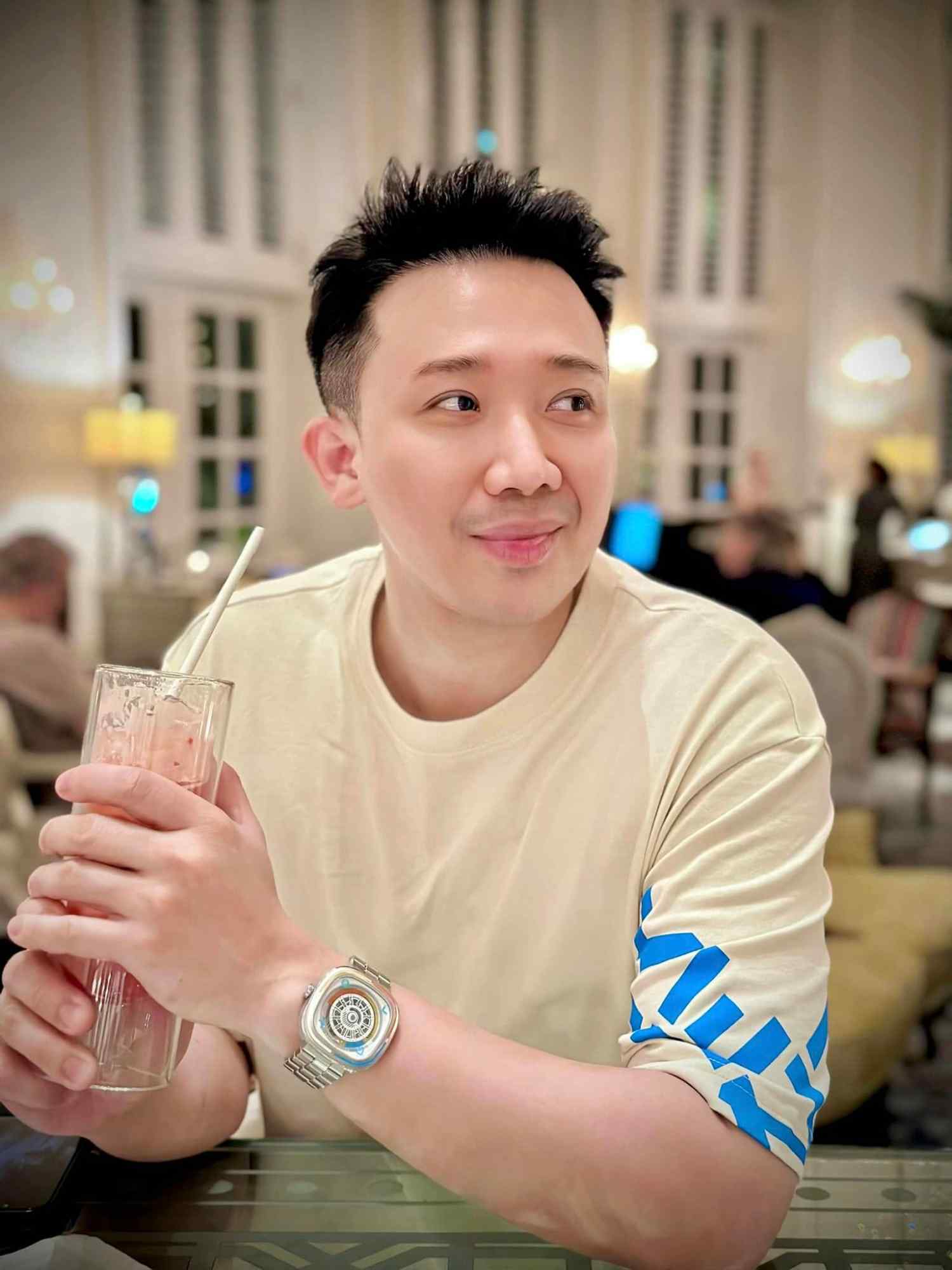Trấn Thành đeo đồng hồ thời trang có giá 31 triệu đồng. Ảnh: Facebook nhân vật.