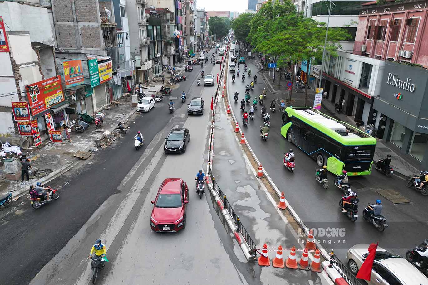 Mặt đường mở rộng giúp người dân di chuyển thuận lợi hơn, không còn cảnh chen chúc lúc đầu giờ sáng và cuối giờ chiều”, bà Nguyễn Kim Lan (phố Chùa Bộc) nói.