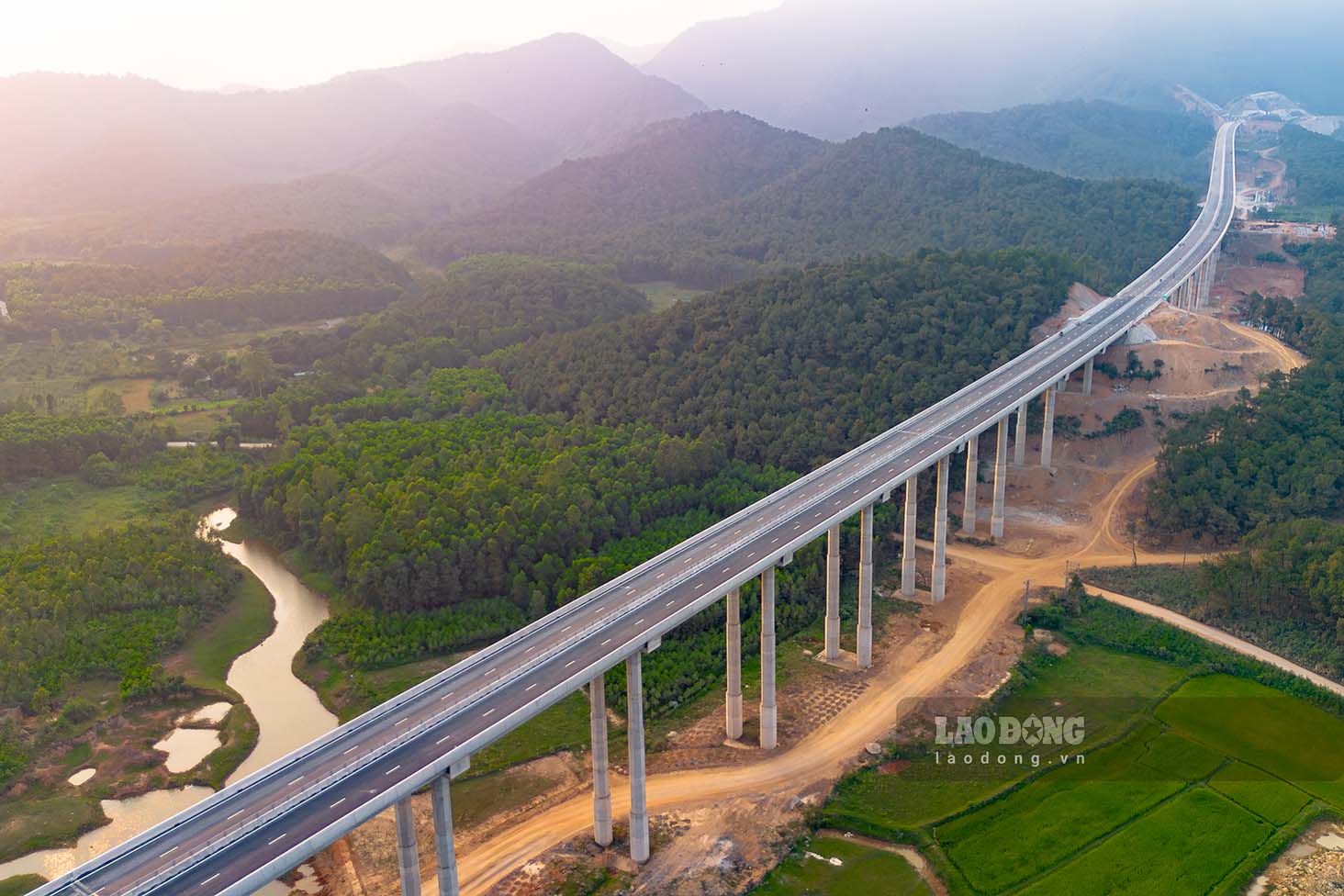 Tuyến cao tốc Diễn Châu - Bãi Vọt đã thông xe đến địa bàn TP Vinh (Nghệ AN). Ảnh: Phạm Thông
