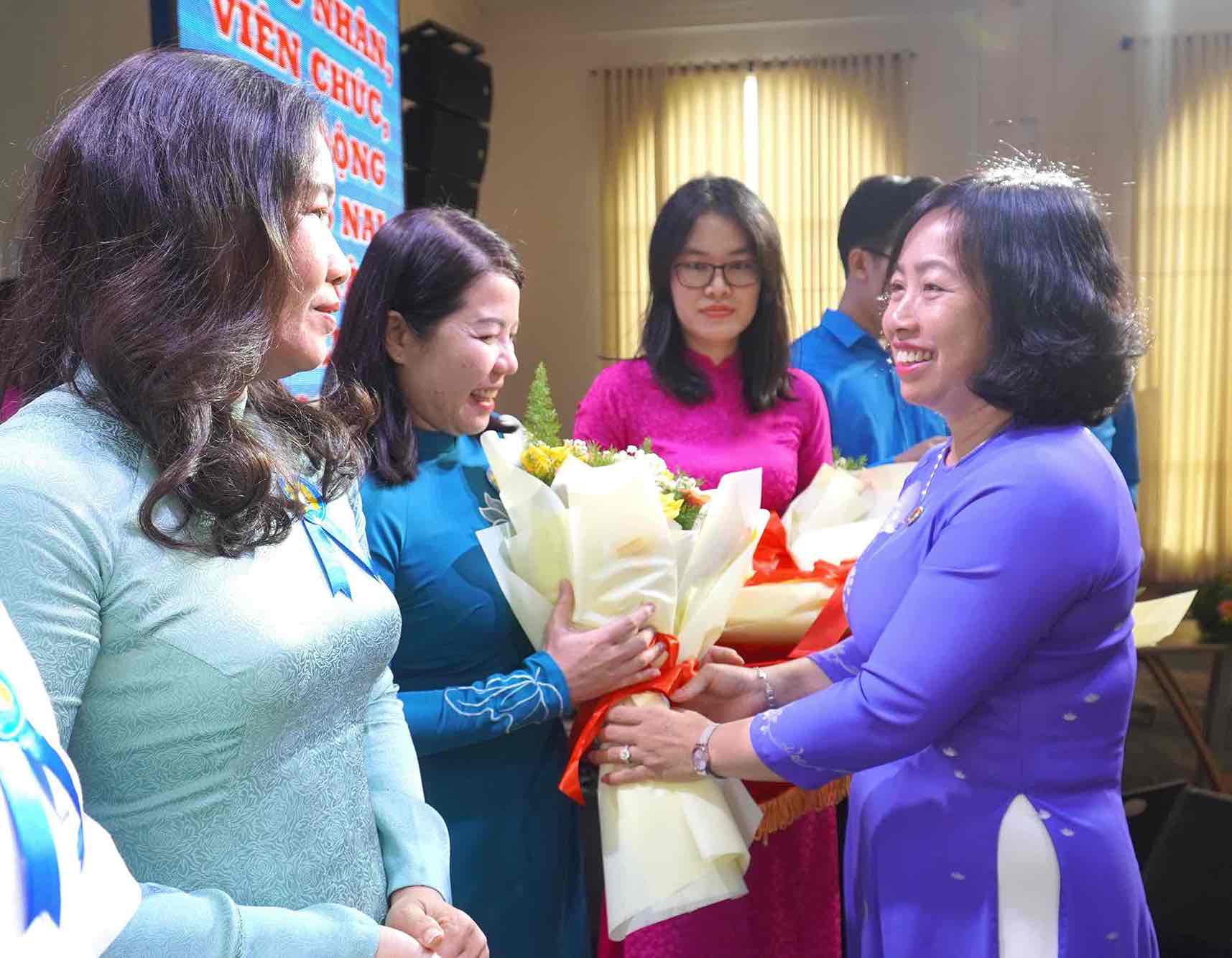 Phó Chủ tịch Tổng LĐLĐVN Thái Thu Xương tặng hoa cho các tập thể, cá nhân xuất sắc. Ảnh: HAC