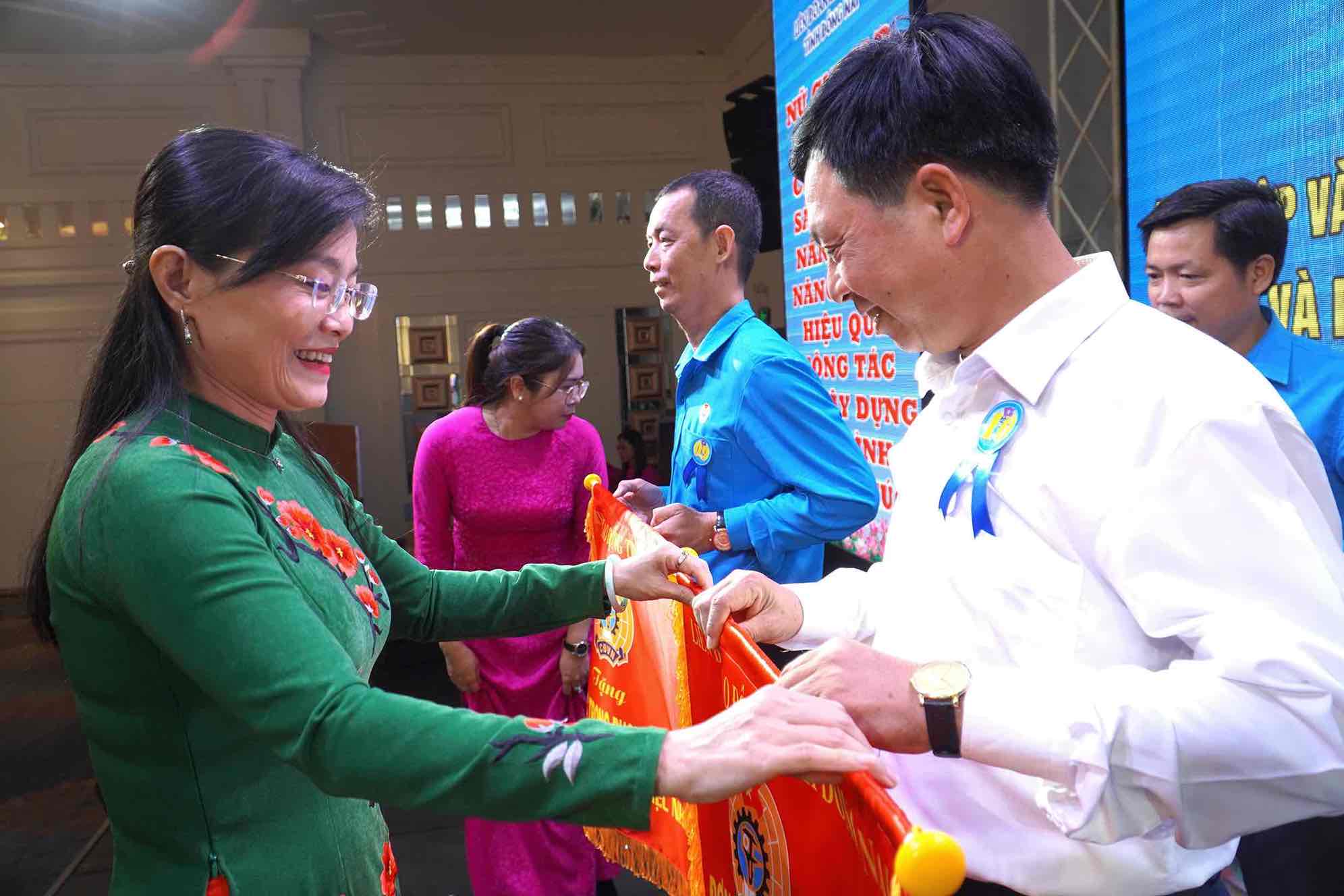 Phó Chủ tịch Thường trực LĐLĐ tỉnh Đồng Nai Bùi Thị Bích Thủy tặng Cờ thi đua cho các tập thể có thành tích xuất sắc. Ảnh: HAC