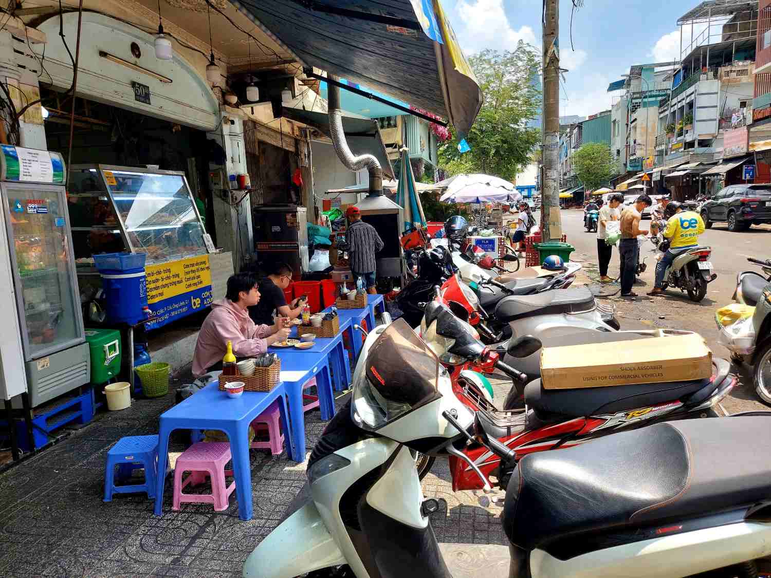 Tại đường Cô Bắc (phường Cầu Ông Lãnh), người dân bày bán ghế cho khách ngồi ăn và để xe máy chiếm hết vỉa hè.