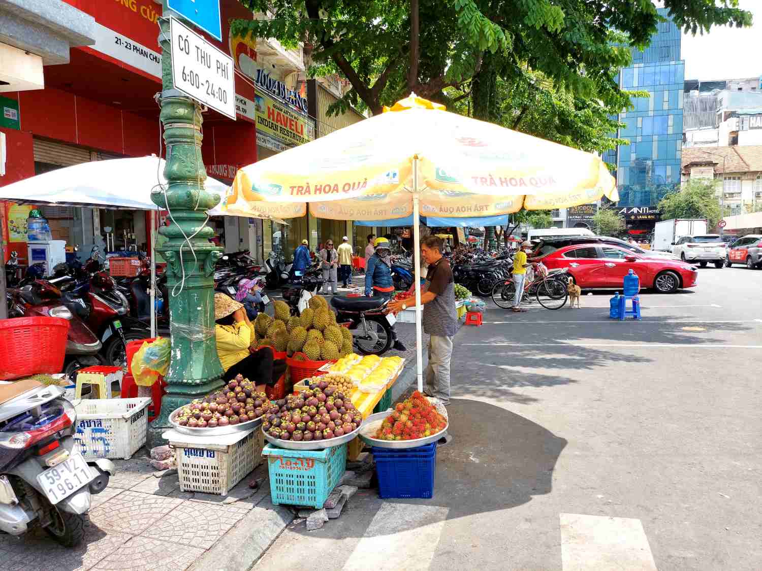 Cảnh bát nháo trên vỉa hè đường Phan Chu Trinh - bên hông chợ Bến Thành.