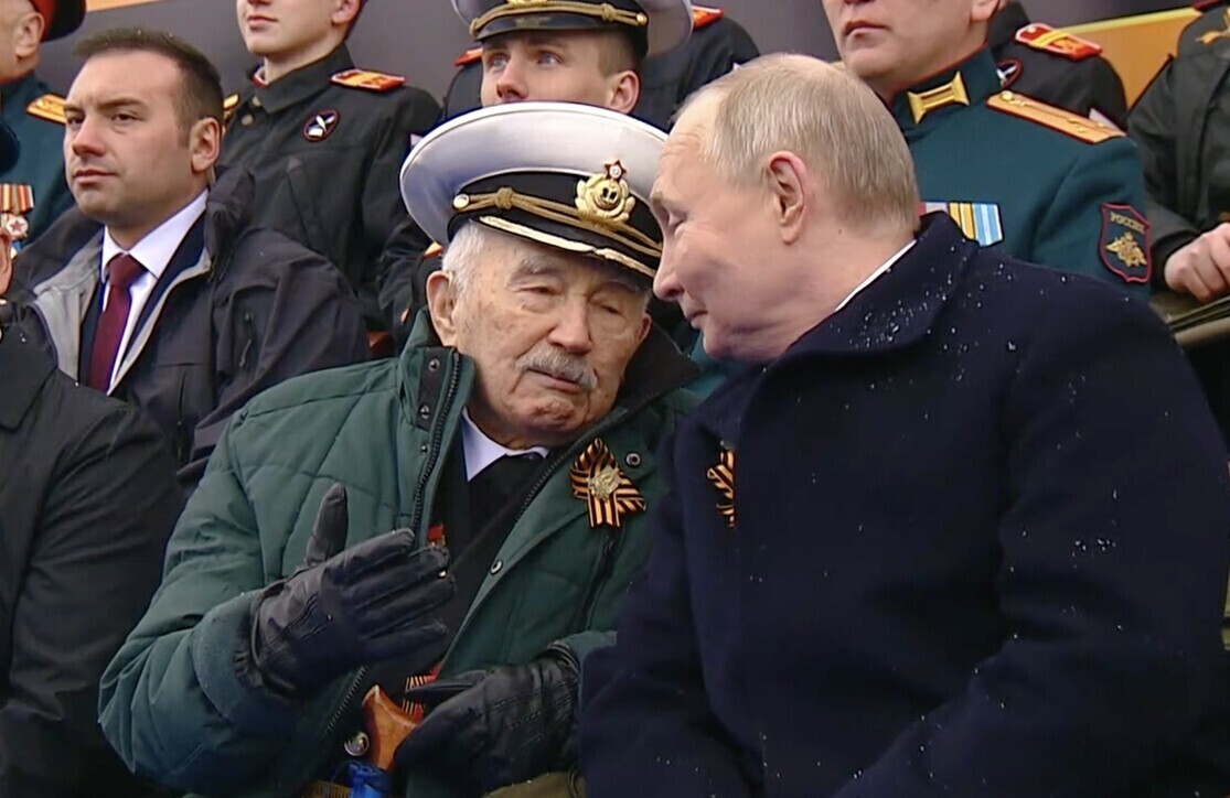 Tổng thống Nga Putin nói chuyện với cựu chiến binh trong lễ duyệt binh. Ảnh: Chụp màn hình