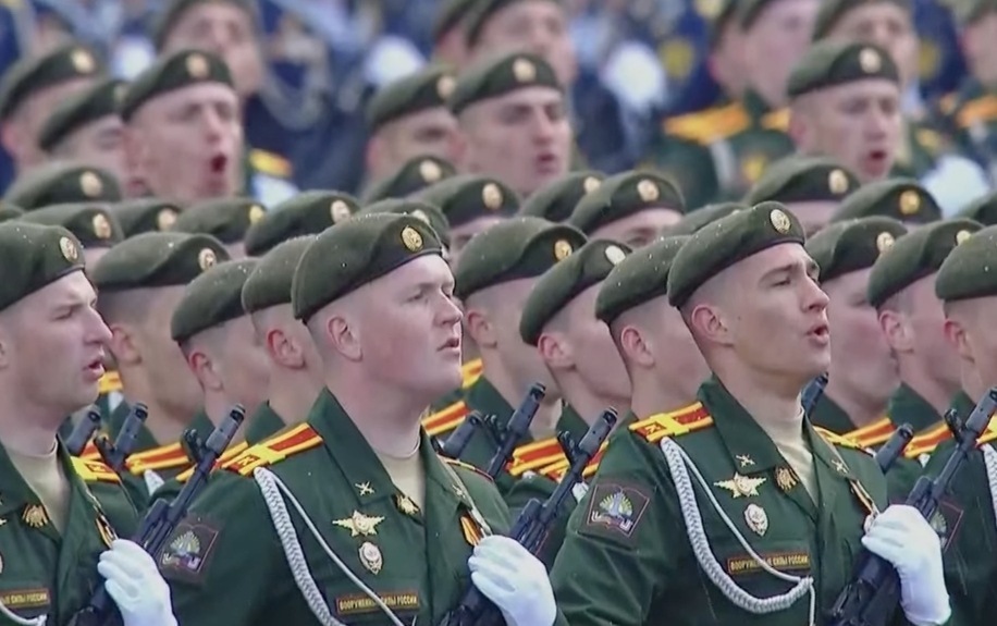 Binh sĩ Nga hô vang khẩu hiệu trong lễ duyệt binh. Ảnh: Chụp màn hình