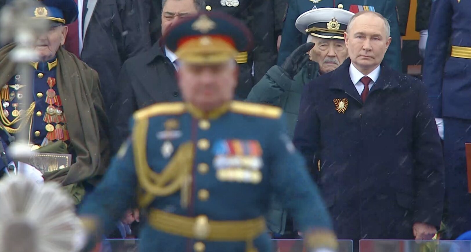 Tổng thống Vladimir Putin thị sát lễ duyệt binh với tư cách là tổng tư lệnh lần thứ 21. Ảnh: Chụp màn hình 