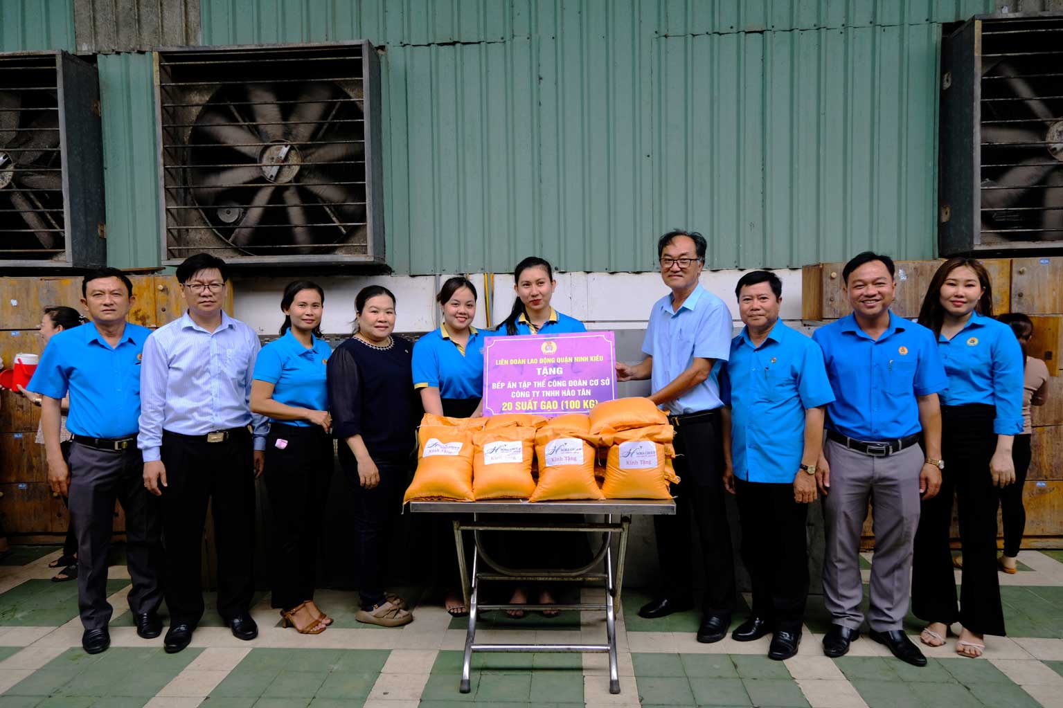 LĐLĐ quận Ninh Kiều tặng bếp ăn tập thể công đoàn cơ sở Công ty TNHH Hào Tân 100kg gạo. Ảnh: Mỹ Ly