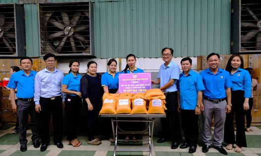 LĐLĐ quận Ninh Kiều tặng bếp ăn tập thể công đoàn cơ sở Công ty TNHH Hào Tân 100kg gạo. Ảnh: Mỹ Ly