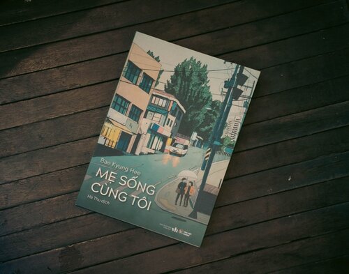 Cuốn sách "Mẹ sống cùng tôi" do Nhà xuất bản Văn học liên kết cùng Tân Việt Books phát hành. Ảnh: NXB 