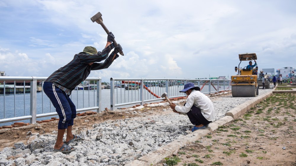 Theo quan sát, đoạn công nhân đang khắc phục có chiều dài khoảng 200m, cách cầu Cái Sơn khoảng 210m hướng về phía huyện Phong Điền. 