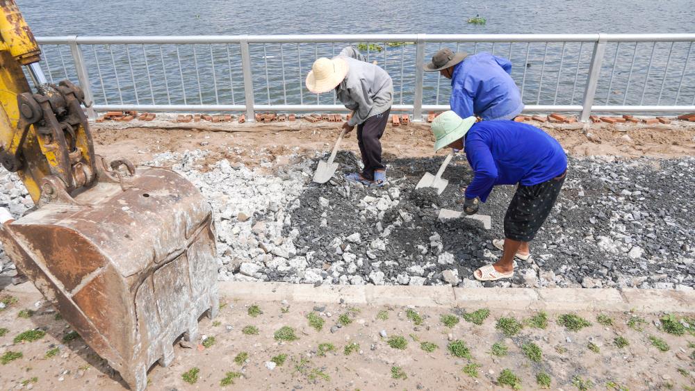 Lý giải nguyên nhân, Ban Quản lý dự án đầu tư xây dựng TP Cần Thơ – cho biết, nguyên nhân chính gây nứt phần bê tông lót vỉa hè là do lún lệch cục bộ giữa phần bê tông lót nằm trên bản đáy tường kè với phần bê tông lót nằm trên nền cát K95.