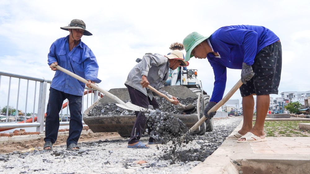 Vị trí xảy ra vết nứt có chiều cao lớp cát đắp là 2m, nằm trên nền đất yếu thuộc khu vực đã xảy ra sạt lở vào năm 2020 và năm 2021. Ngoài ra, do nền cát đắp phía sau tường kè theo hồ sơ thiết kế không xử lý nền đất yếu dẫn đến việc lún cố kết tự nhiên theo thời gian. 