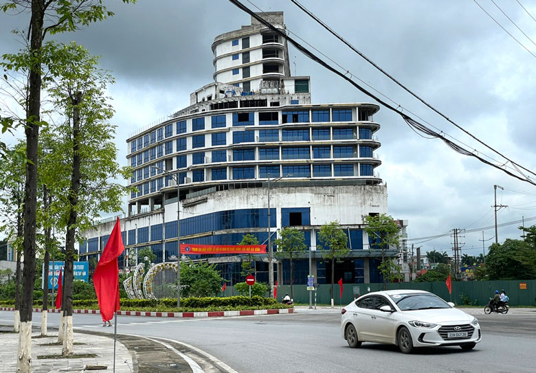 Dự án khách sạn Hoa Sen tọa lạc tại vị trí đất vàng của thành phố Yên Bái, hiện các hoạt động thi công đang cầm chừng. Hình ảnh ghi nhận ngày 9.5.2024