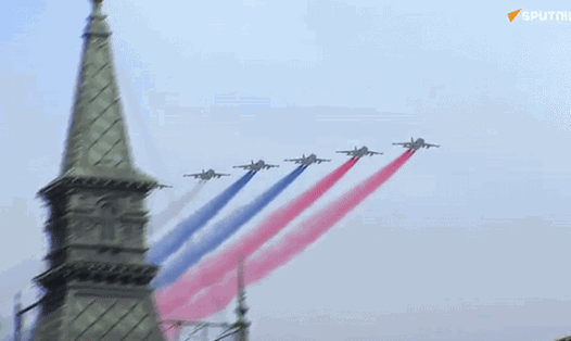 Phi đội máy bay Nga trên bầu trời Quảng trường Đỏ.