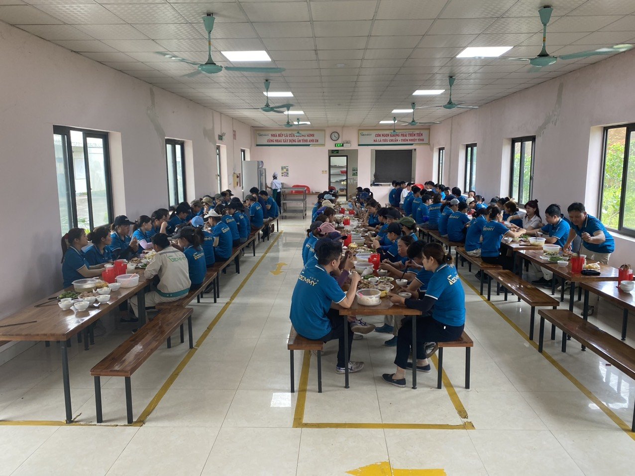 Đoàn viên, người lao động dự bữa cơm công đoàn do Công ty Cổ phần Gemmy Tân Sơn (huyện Tân Sơn) tổ chức. Ảnh: Thanh Nga 