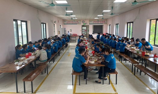 Đoàn viên, người lao động dự bữa cơm công đoàn do Công ty Cổ phần Gemmy Tân Sơn (huyện Tân Sơn) tổ chức. Ảnh: Thanh Nga 