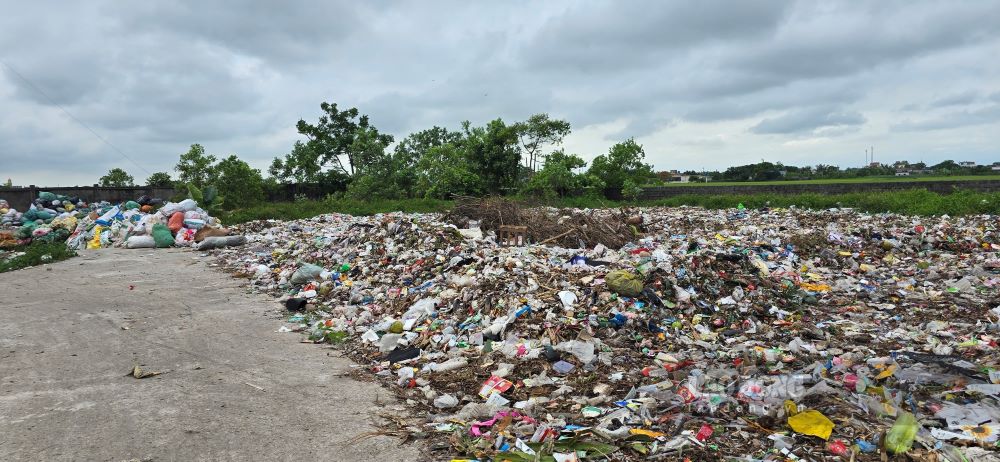 Ghi nhận của PV Lao Động cho thấy, lượng rác thải đổ dồn về bãi rác này đã có dấu hiệu quá tải, đốt không xuể. Ảnh: Trung Du