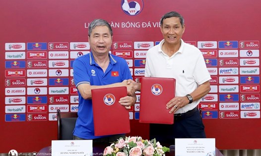 Huấn luyên viên Mai Đức Chung (phải) trở lại dẫn dắt tuyển nữ Việt Nam. Ảnh: VFF