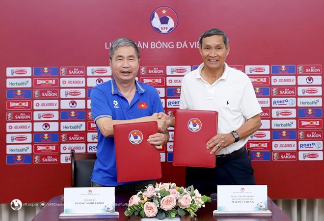 Huấn luyện viên Mai Đức Chung tái hợp tuyển nữ Việt Nam