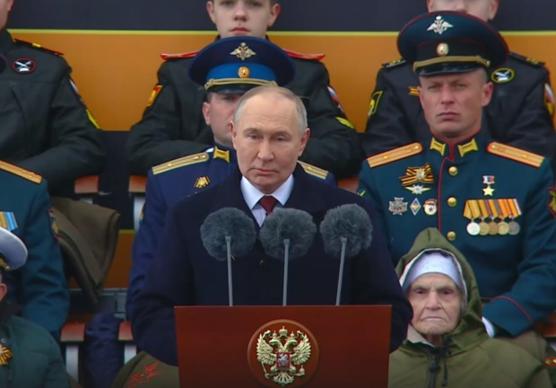Ông Putin dừng bài phát biểu một phút để tưởng nhớ những chiến sĩ đã ngã xuống. Ảnh: Chụp màn hình