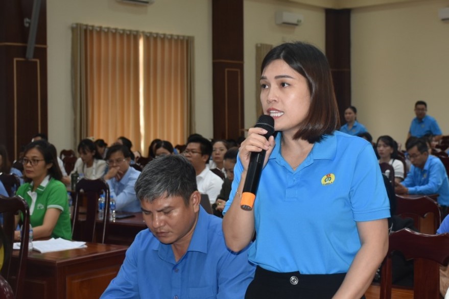 Bà Nguyễn Thị Huệ đóng góp ý kiến tại buổi tiếp xúc cử tri chuyên đề. Ảnh: Thành An