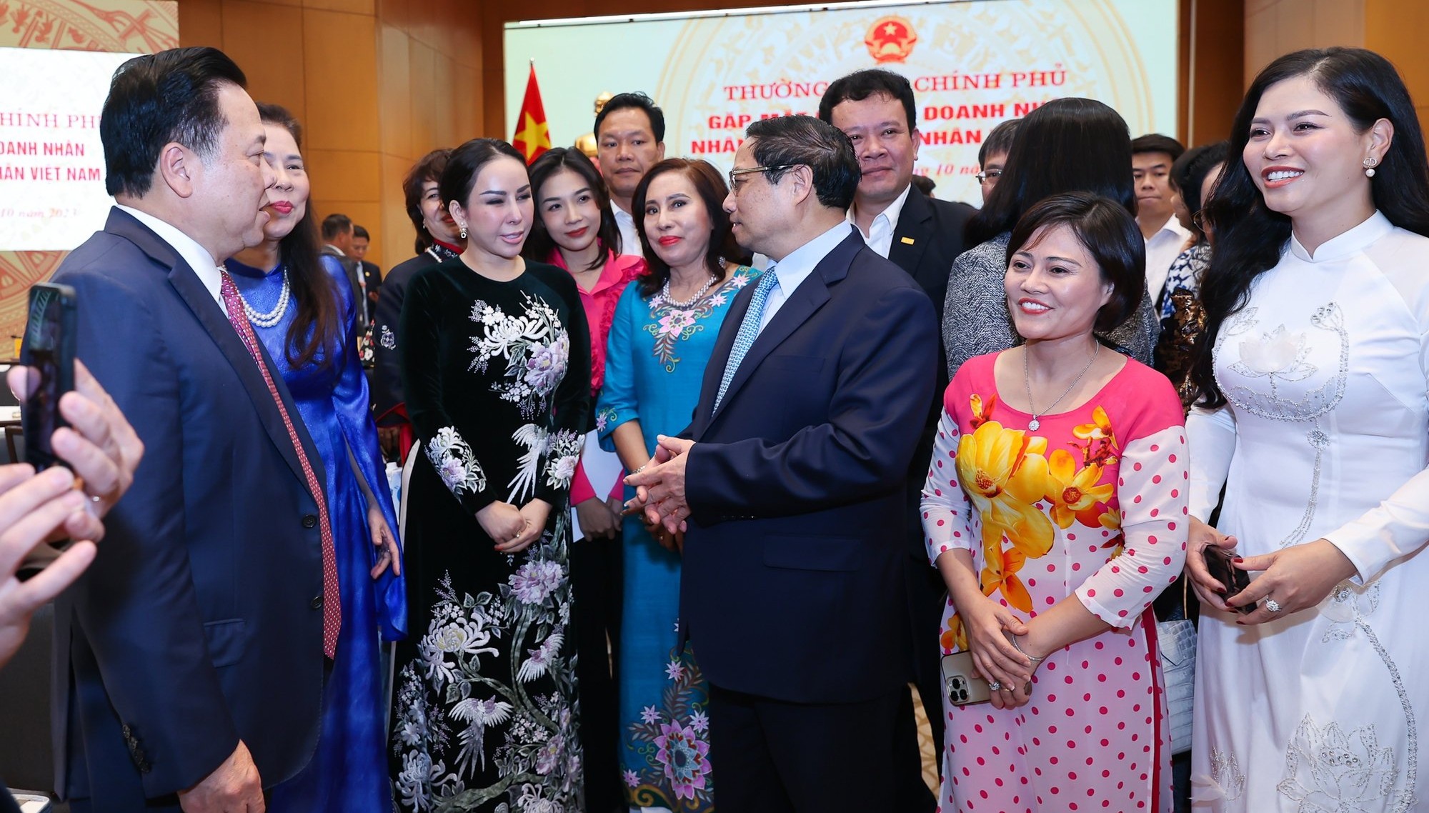 Ủy viên Bộ Chính trị, Thủ tướng Chính phủ Phạm Minh Chính gặp mặt đại diện giới doanh nhân Việt Nam hồi tháng 10.2023. Ảnh: VGP/Nhật Bắc