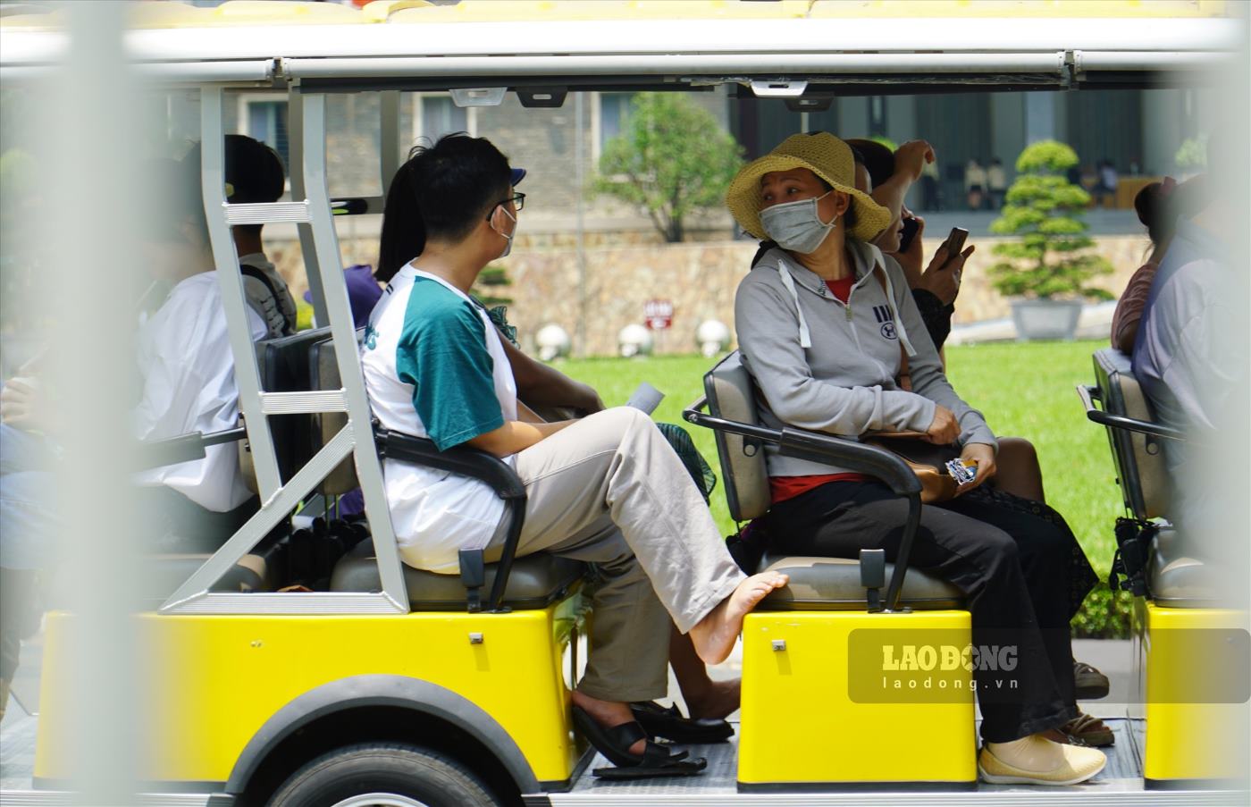 Khách sử dụng xe điện khi tham quan tại một địa điểm du lịch ở TPHCM. Ảnh: Thanh Chân