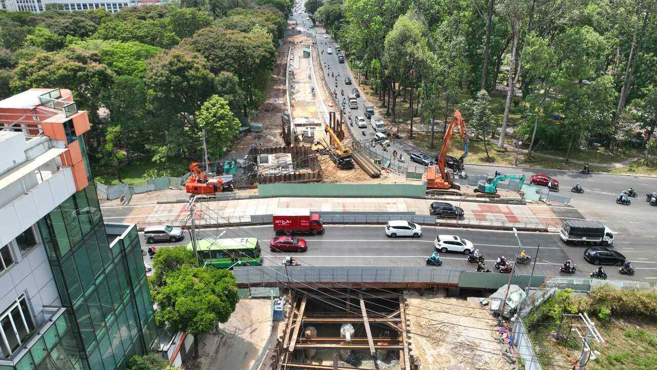 Theo đại diện Ban Quản lý Dự án Đầu tư xây dựng các công trình giao thông TPHCM (Ban giao thông), dự án Trần Quốc Hoàn đang được đơn vị thi công tích cực đẩy nhanh tiến độ, hiện đang triển khai hạng mục hầm chui. Toàn dự án đường nối Trần Quốc Hoàn - Cộng Hoà đạt khoảng 50%, trong đó hầm đầu tuyến khoảng 65%.