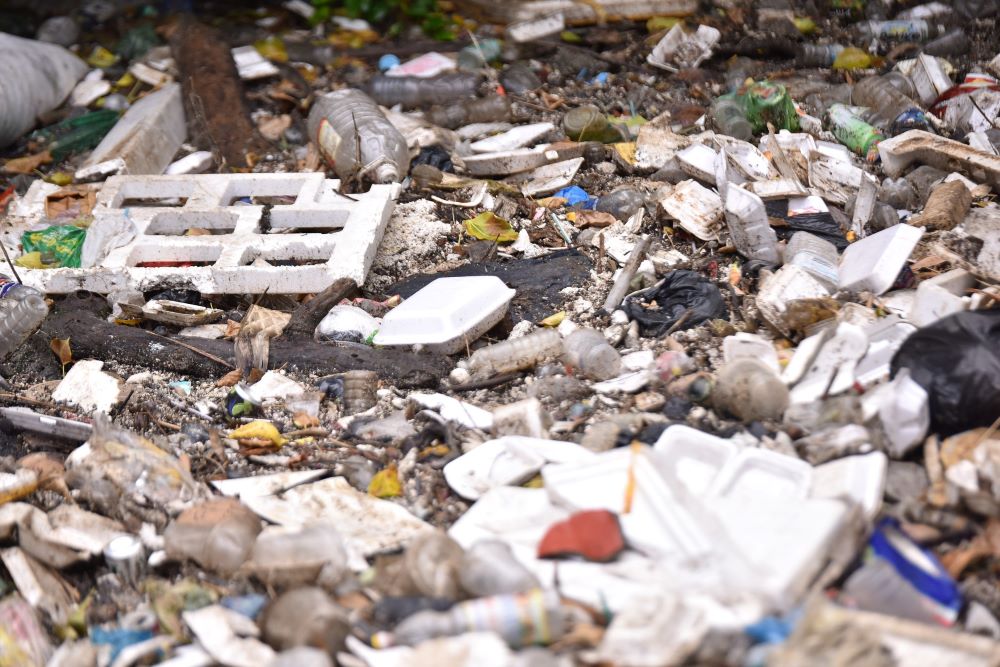 Những năm qua tình trạng xả thải, cơi nới lấn chiếm đã khiến dòng kênh bị “bức tử” nghiêm trọng, đe dọa đến vấn đề ngập nước sân bay Tân Sơn Nhất cũng như ô nhiễm môi trường tại phường 15, quận Tân Bình.
