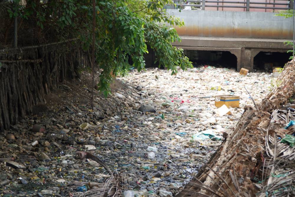 Sau cơn mưa rác ngập kín dòng kênh ở đường Chiến Lược (quận Bình Tân).