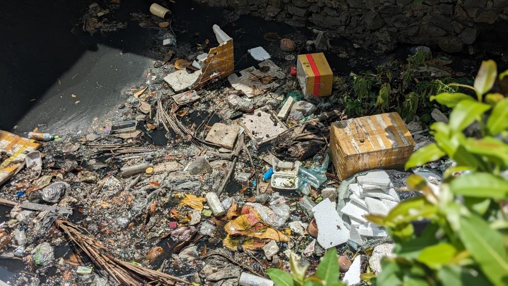 Nhiều loại rác thải cỡ lớn không lưu thông qua kênh được khiến tình trạng ùn ứ ngày càng nghiêm trọng.