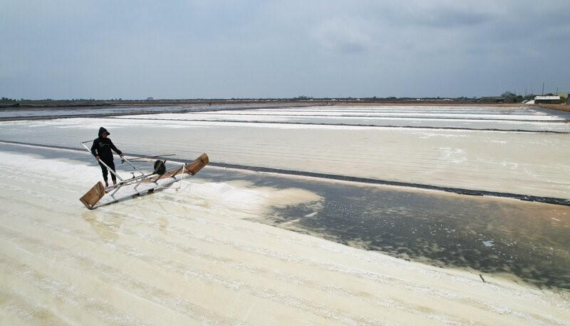 Dụng cụ thu hoạch muối đã thay thế cào bằng tay tại xã Long Điền Đông, huyện Đông Hải, tỉnh Bạc Liêu. Ảnh: Nhật Hồ