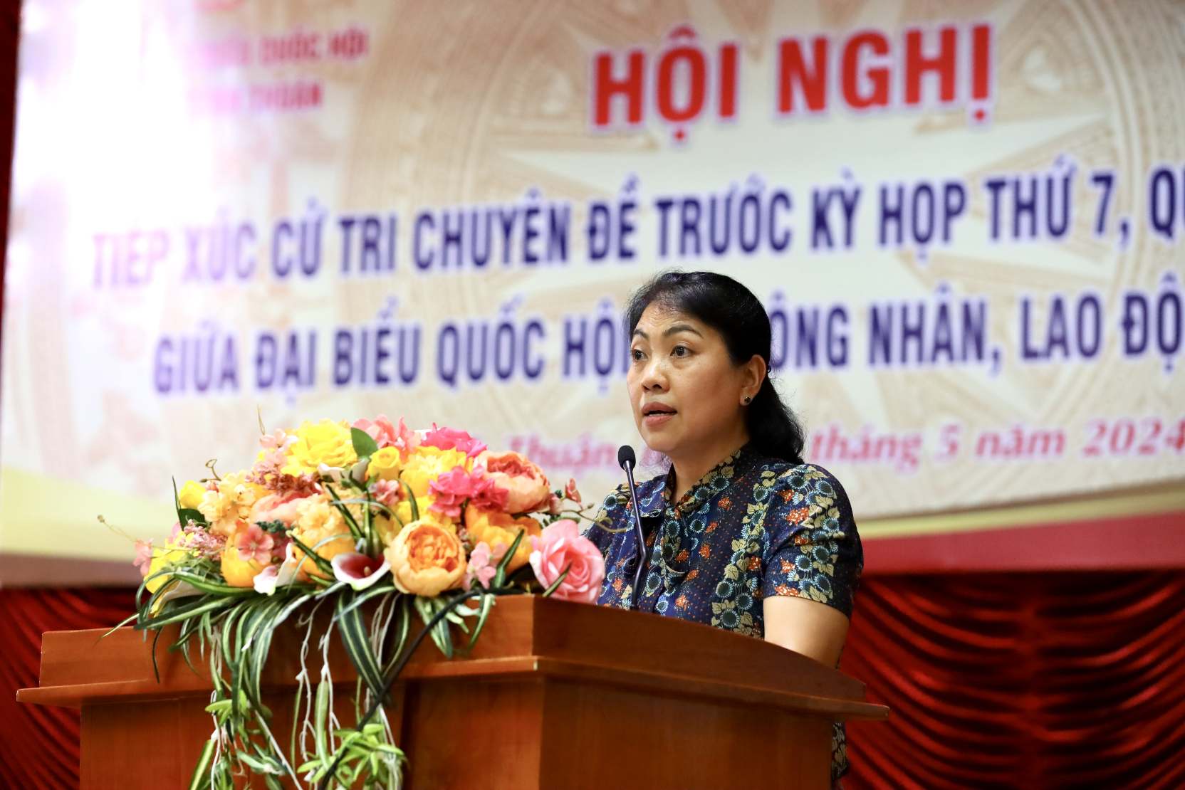 Bà Lê Thị Hồng Vân - Phó Giám đốc BHXH tỉnh Bình Thuận trả lời một số ý kiến của công nhân về BHXH. Ảnh: Duy Tuấn