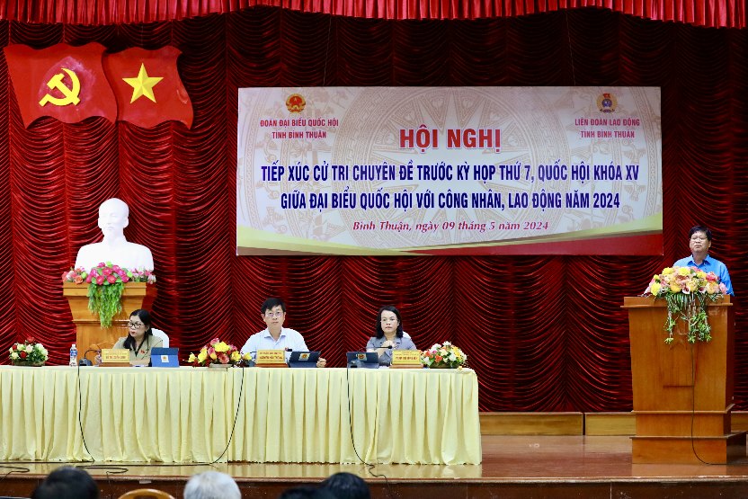 Ông Đỗ Hữu Quy - Chủ tịch LĐLĐ tỉnh Bình Thuận phát biểu tại buổi tiếp xúc cử tri. Ảnh: Duy Tuấn 
