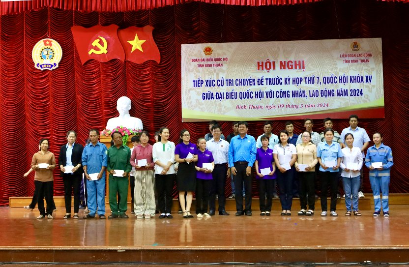 Các công nhân, lao động được nhận quà của LĐLĐ tỉnh Bình Thuận. Ảnh: Duy Tuấn 