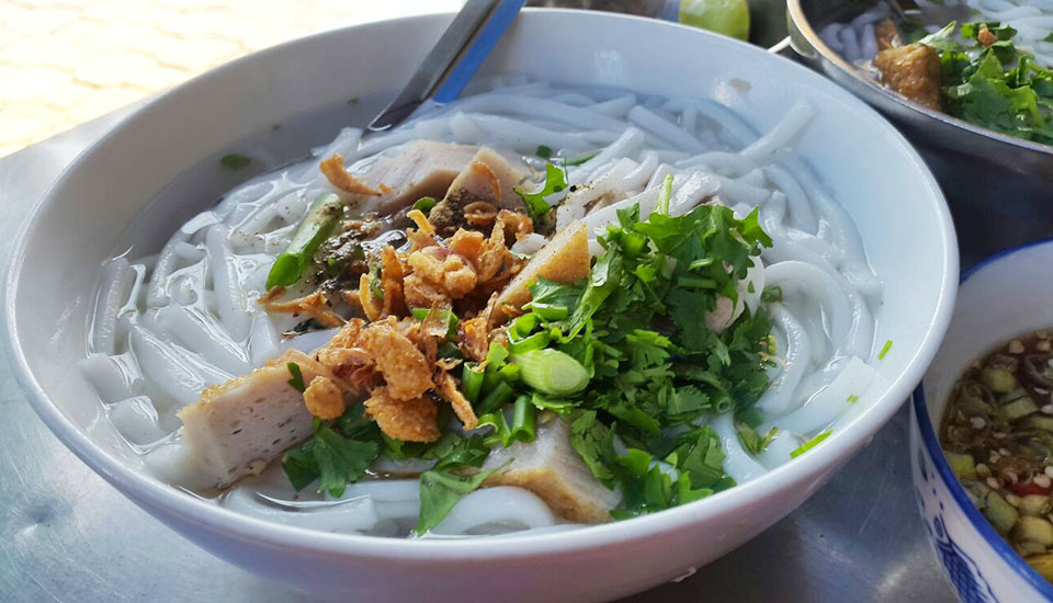 Bánh canh chả cá có nước dùng ngọt thanh, sợi bánh dai, mềm. Ảnh: Foody