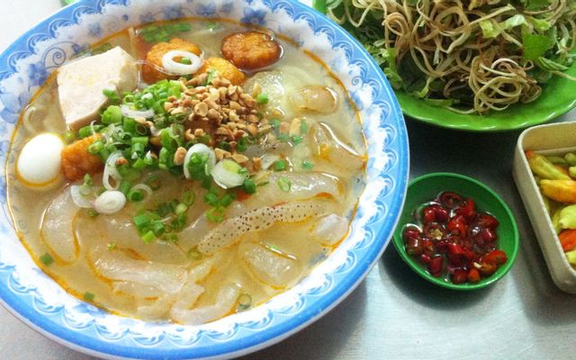 Bát bún sứa thơm ngon, nước dùng ngọt thanh, thịt sứa giòn sần sật. Ảnh: Foody