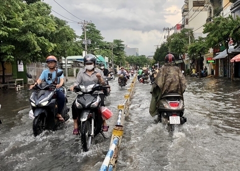 Đường Nguyễn Văn Khối, phường 12, quận Gò Vấp nước ngập lút bánh xe sau một cơn mưa lớn. Ảnh: Anh Tú