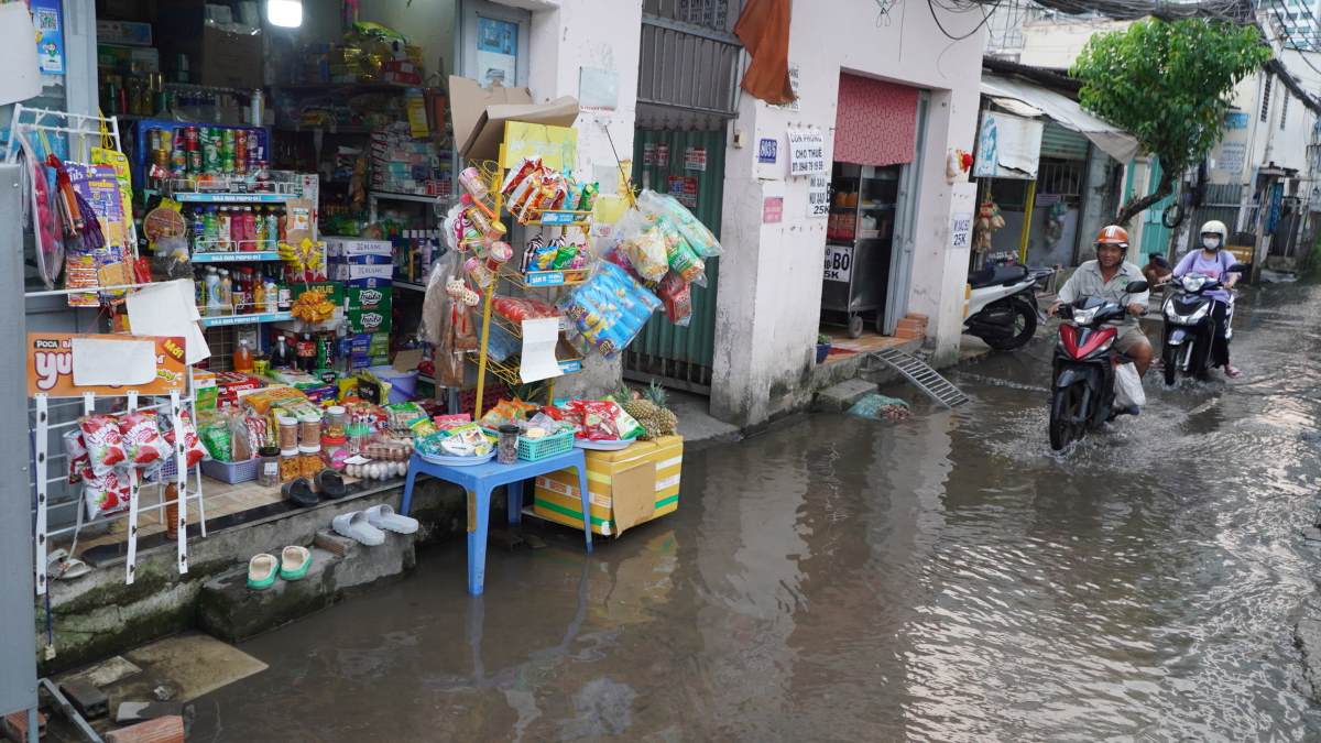 Triều cường tại một con hẻm trên đường Huỳnh Tấn Phát (Quận 7, TPHCM). Ảnh: Nguyên Chân