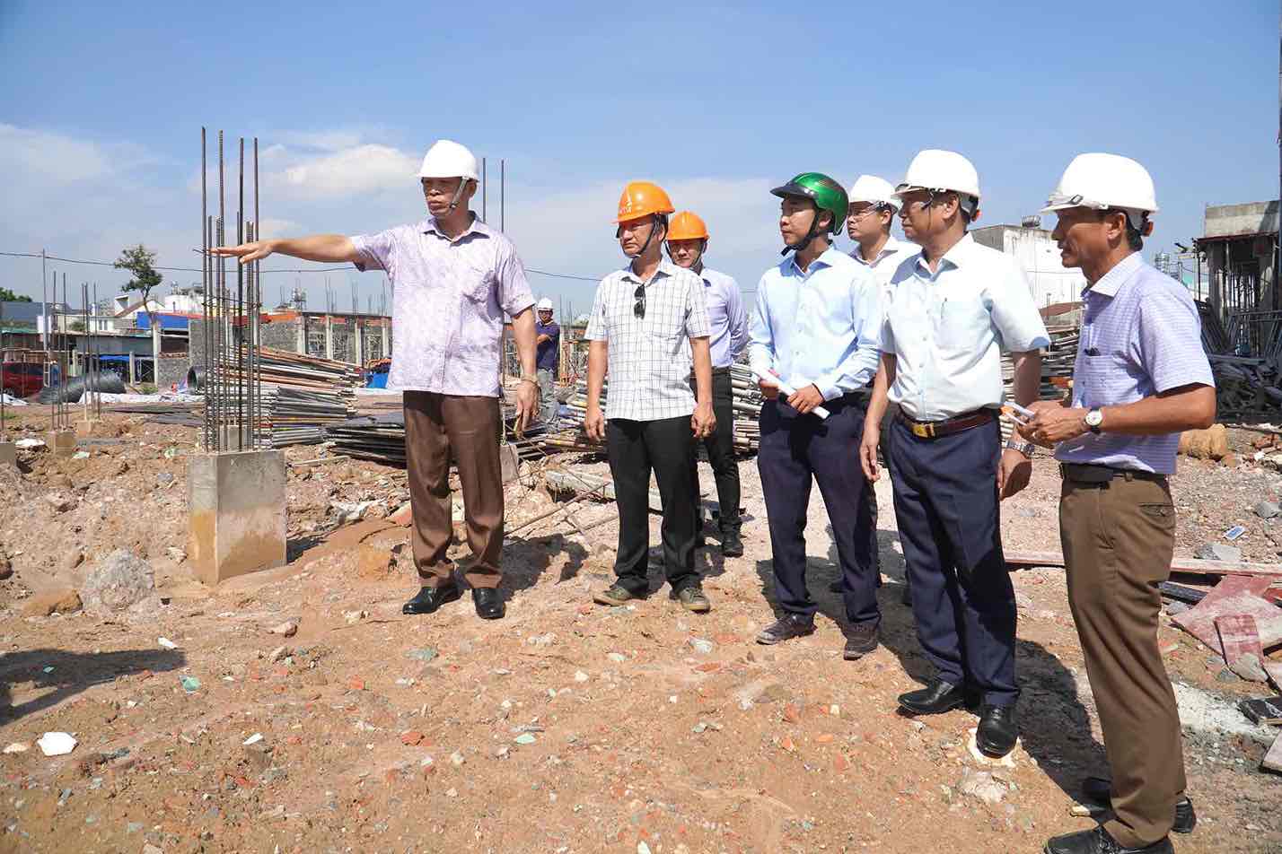 Đoàn giám sát về việc chấp hành các quy định an toàn, vệ sinh lao động tại công trình trường tiểu học Tân Hiệp, TP Biên Hòa. Ảnh: HAC