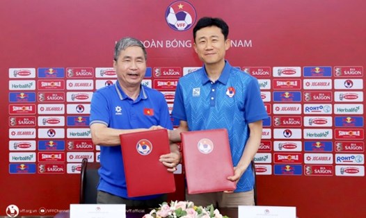 VFF kí hợp đồng với ông Choi Won-kwon - trợ lí của huấn luyện viên Kim Sang-sik ở đội tuyển Việt Nam. Ảnh: VFF