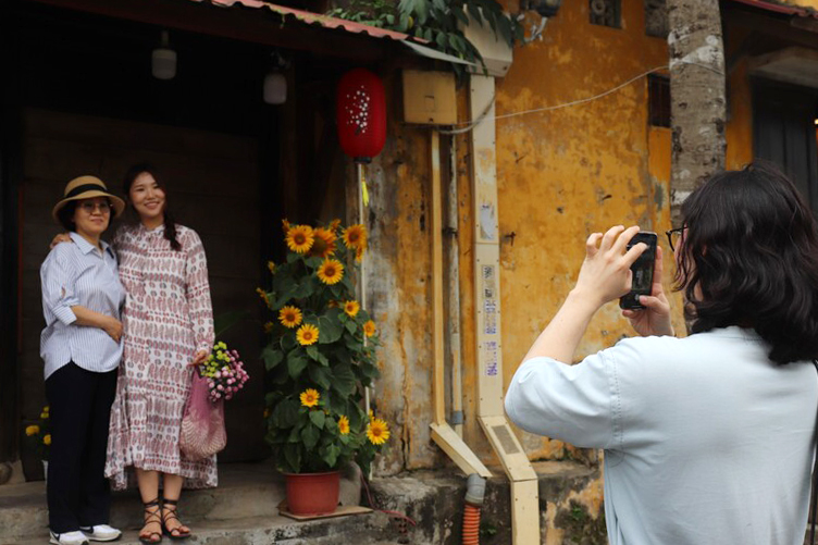 Nhiều du khách Hàn Quốc đón Tết Giáp Thìn 2024 tại Việt Nam. Ảnh: Nguyễn Linh