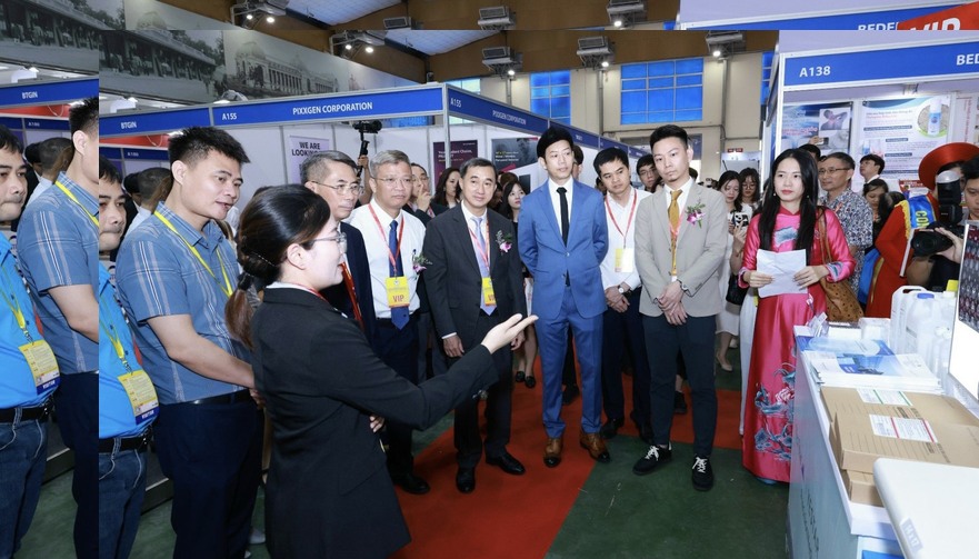 Thứ trưởng Trần Văn Thuấn thăm, nghe giới thiệu về ứng dụng công nghệ trong y tế, y dược thông minh tại triển lãm. Ảnh: Ban Tổ chức cung cấp