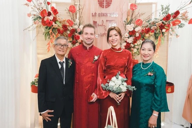 Minh Tú và chồng chụp ảnh cùng ba mẹ trong lễ ăn hỏi năm 2023. Ảnh: Facebook nhân vật