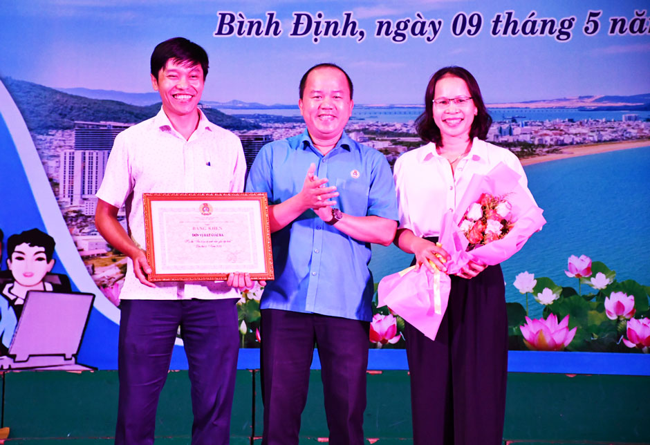 Lãnh đạo LĐLĐ tỉnh Bình Định trao thưởng cho các đội đạt giải Nhất, Nhì, Ba (từ trên xuống). Ảnh: Xuân Nhàn.