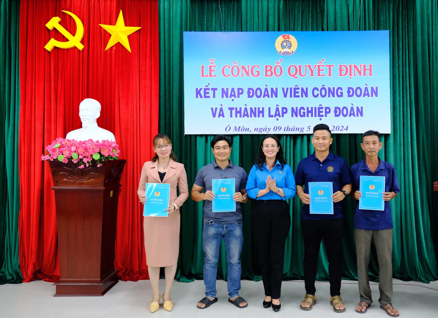 Chủ tịch LĐLĐ TP Cần Thơ Lê Thị Sương Mai trao Quyết định tại buổi lễ. Ảnh: Mỹ Ly