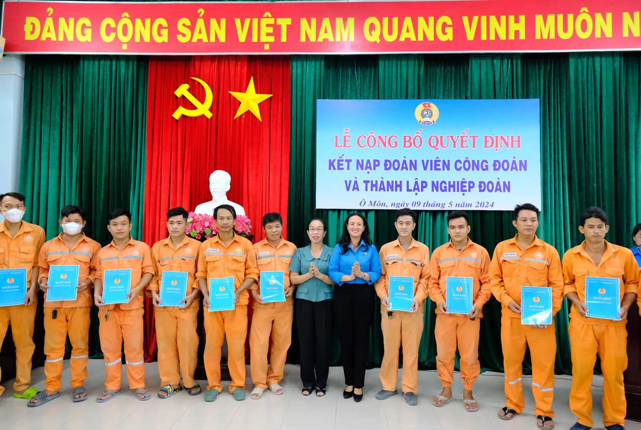 Chủ tịch LĐLĐ TP Cần Thơ Lê Thị Sương Mai (phải) và bà Ngô Thị Út The - Phó Trưởng ban Dân vậy Quận ủy Ô Môn trao Quyết định cho công nhân tại Công ty Cổ phần Truyền thông xi măng Tây Đô. Ảnh: Mỹ Ly