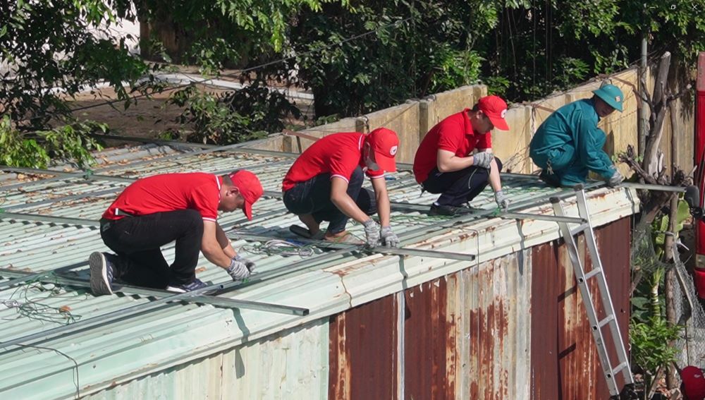 Hoạt động diễn tập chằng chống nhà cửa trước bão. Ảnh: Văn Trực