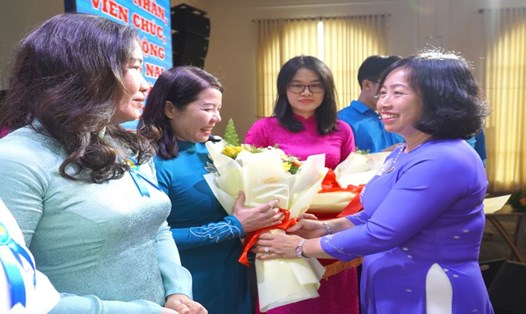Phó Chủ tịch Tổng LĐLĐVN Thái Thu Xương trao bằng khen cho các tập thể cá nhân có thành tích xuất sắc tại Đồng Nai. Ảnh: Hà Anh Chiến