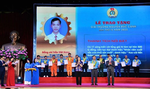 Kỹ sư Trần Việt Hưng được Tổng LĐLĐVN trao tặng “Giải thưởng Nguyễn Đức Cảnh” lần thứ IV năm 2023. 
Ảnh: Nhân vật cung cấp
